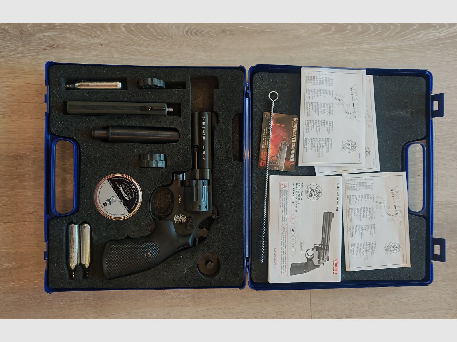 Smith & Wesson 586 revolver Co2. Longueur de canon de 6 pouces + 3,5 pouces, silencieux, 4,5 mm, mallette.