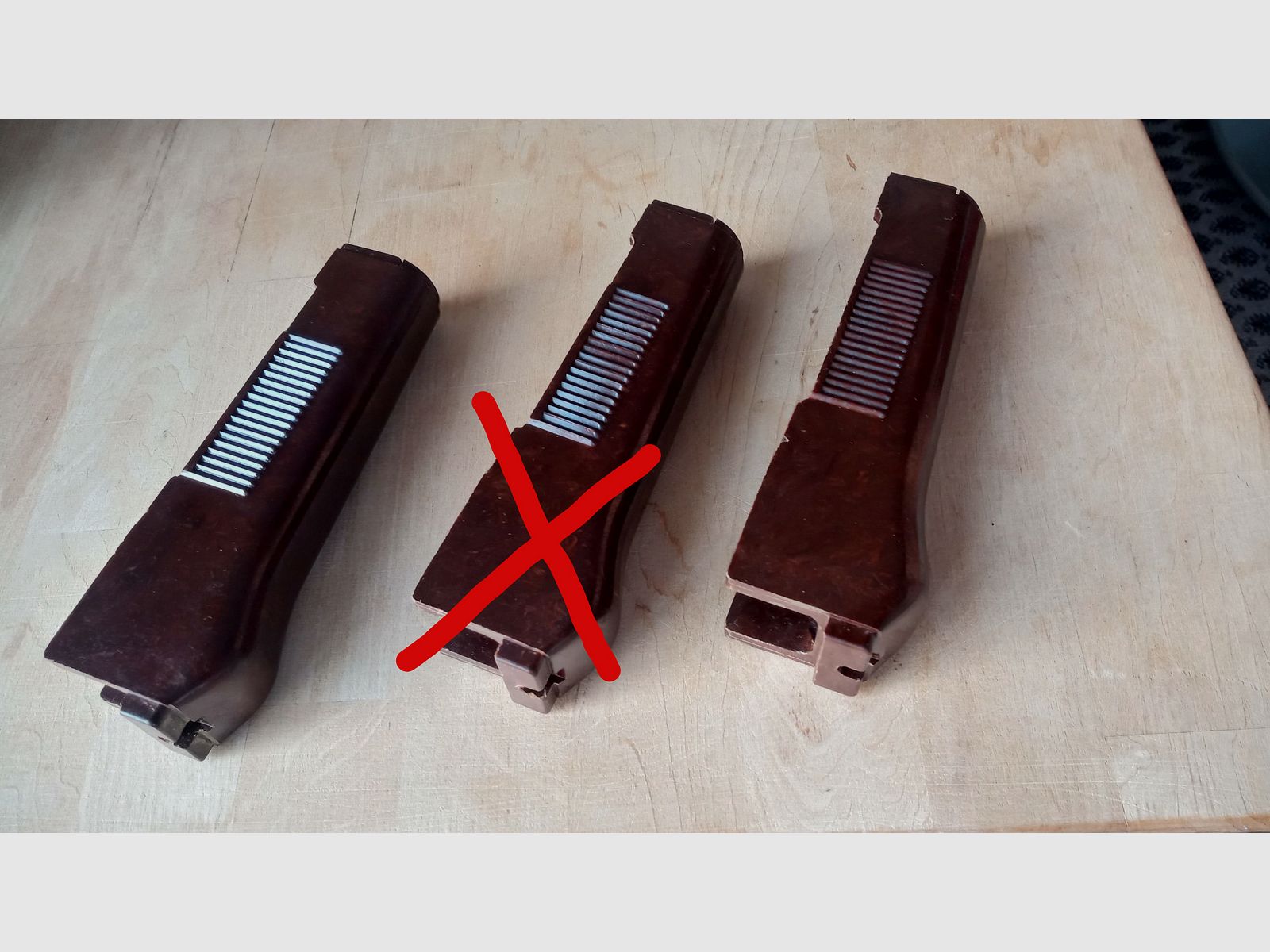 2 pièces de protection inférieure AK d'origine en bakélite est-allemande de la meilleure qualité, en excellent état DDR / NVA // AK74 AKM MPi-Km MPi-74nk AK47