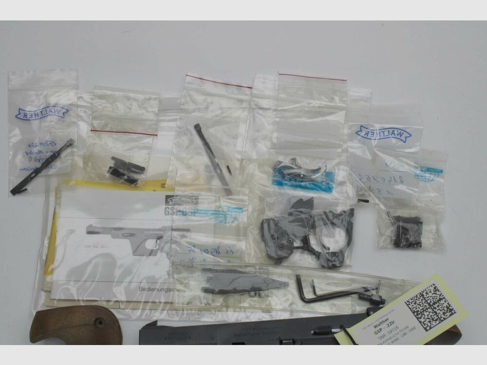 Walther GSP pistool met 3 magazijnen en meer dan genoeg reserveonderdelen .22lr