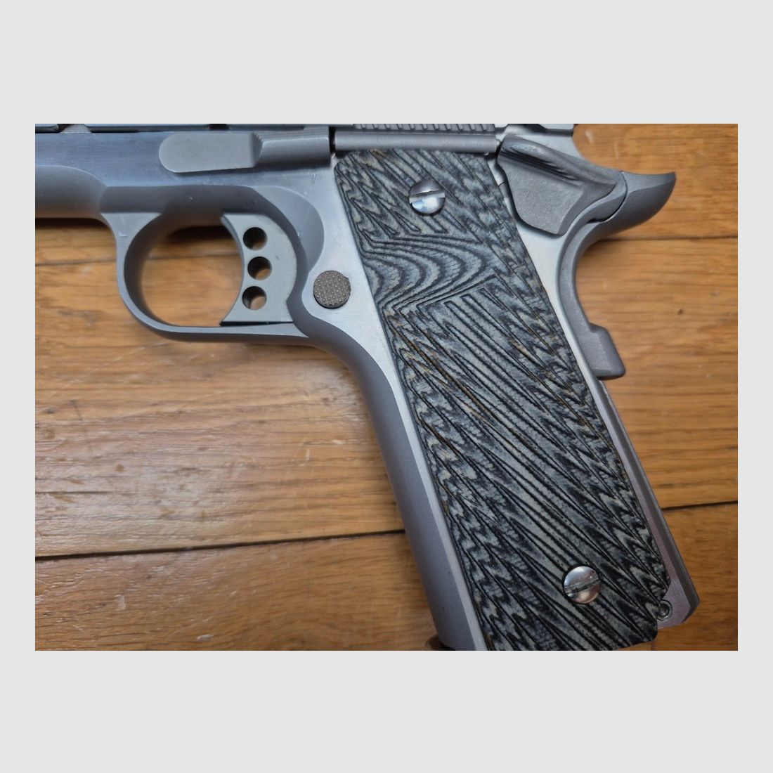 Wunderschöner Colt 1911 Gold Cup « National Match » Trophy – Waffe von 2015 – Kal. .45 – Vollständig inox – Exemplar vorbereitet mit Bushing Briley und Brownells Federkit – G10 Griffschalen in Grau – Einstellbarer Abzug – Makellose Oberflächen und vernickelter Lauf – Geliefert in seiner kompletten Originalkoffer – Zustand nahezu neu!, Bild 5 von 20