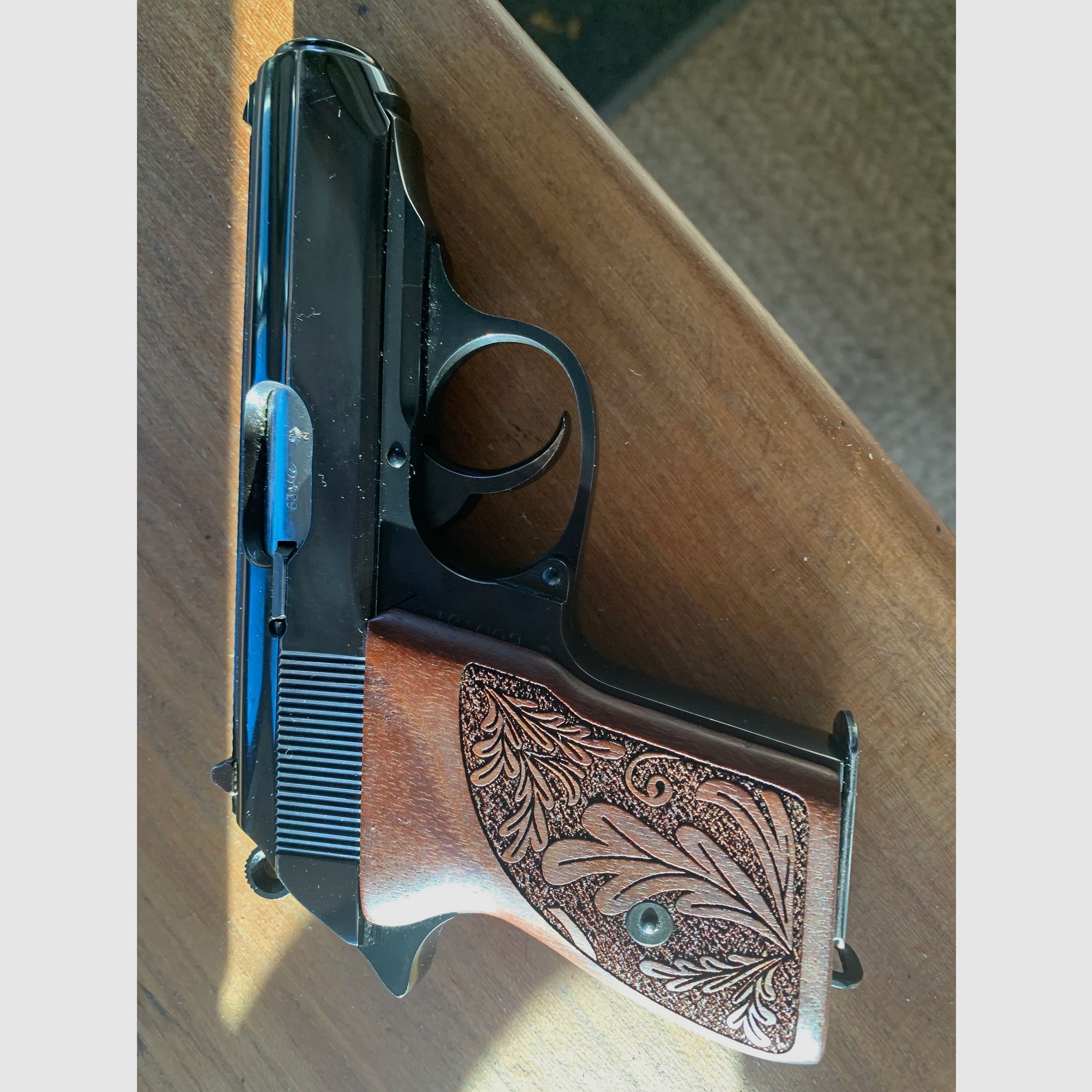 Walther PPK 7.65 con empuñadura de madera y motivos de caza