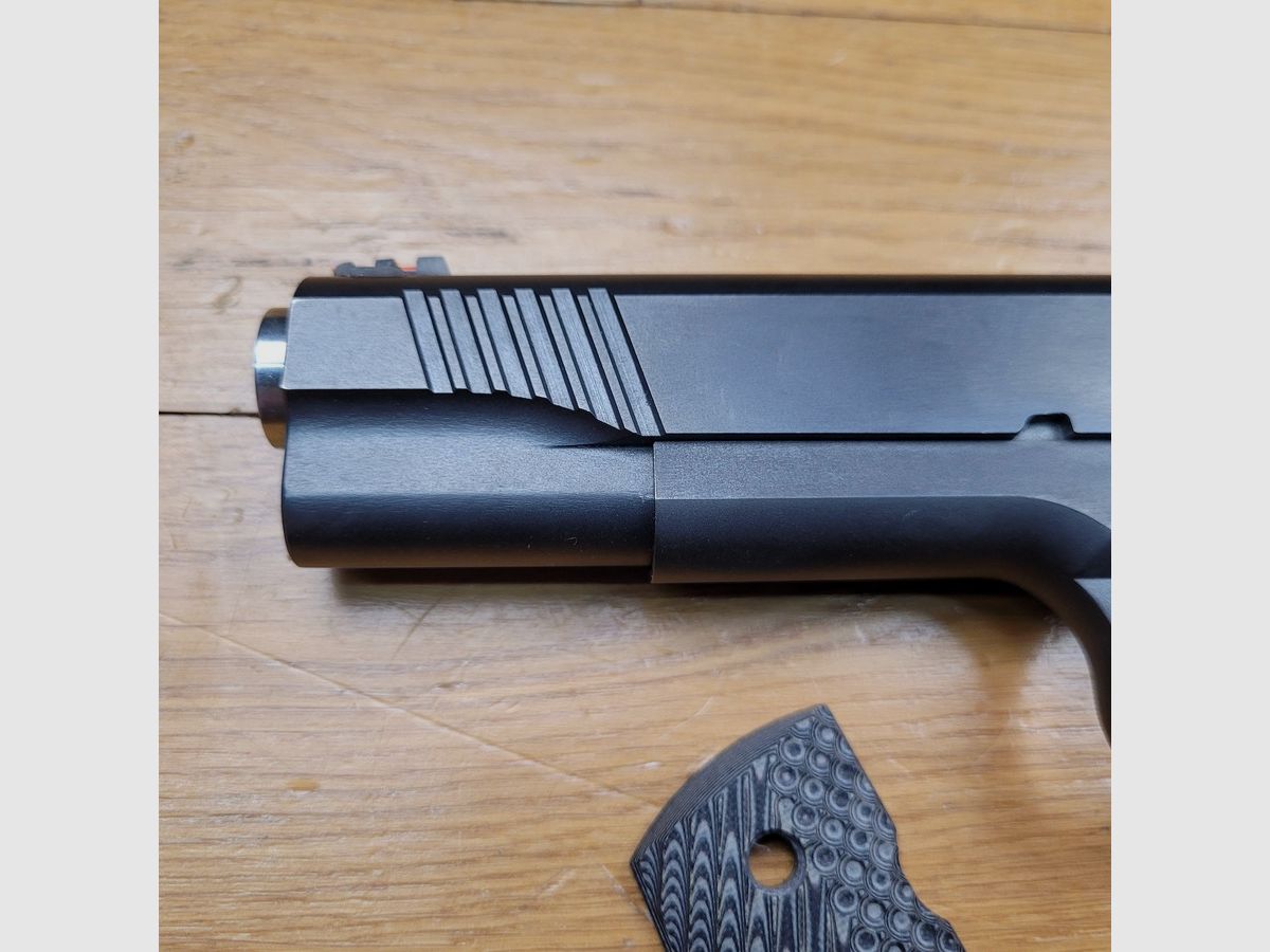 Sehr schöner Bul Armory 1911 „Classic Government“ – 9×19 – 2 Magazine mit zehn Schuss – Schöne matte Brünierung – Verlängerte Beavertail – Original- und Hogue-Griffschalen – Verstellbarer Abzug – Schwerer Inox-Lauf – Verstellbare Visierung – Originalverpackung – Neuwertiger Zustand!, Bild 7 von 20