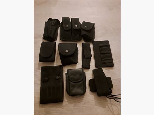 Vari diversi accessori per tasche come set per cintura, portapatroni per calibri 12.