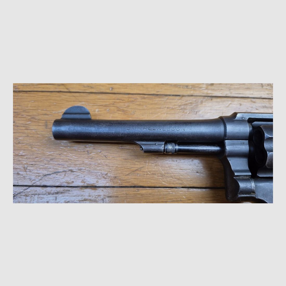 Bellissimo revolver Smith & Wesson « Victory » – L'estrattore manuale 1899 e il futuro modello 10 della seconda guerra mondiale – Cal. 38 SW / 38-200 – Eccellente meccanica – Buone condizioni estetiche – Bel canna – Arma personale di un commando francese « Jedburgh » della Force 156 del SOE britannico in Indocina – Rarissimo fondina locale – Arma di inizio gennaio 1944 carica di storia – TBE, immagine 7 di 31