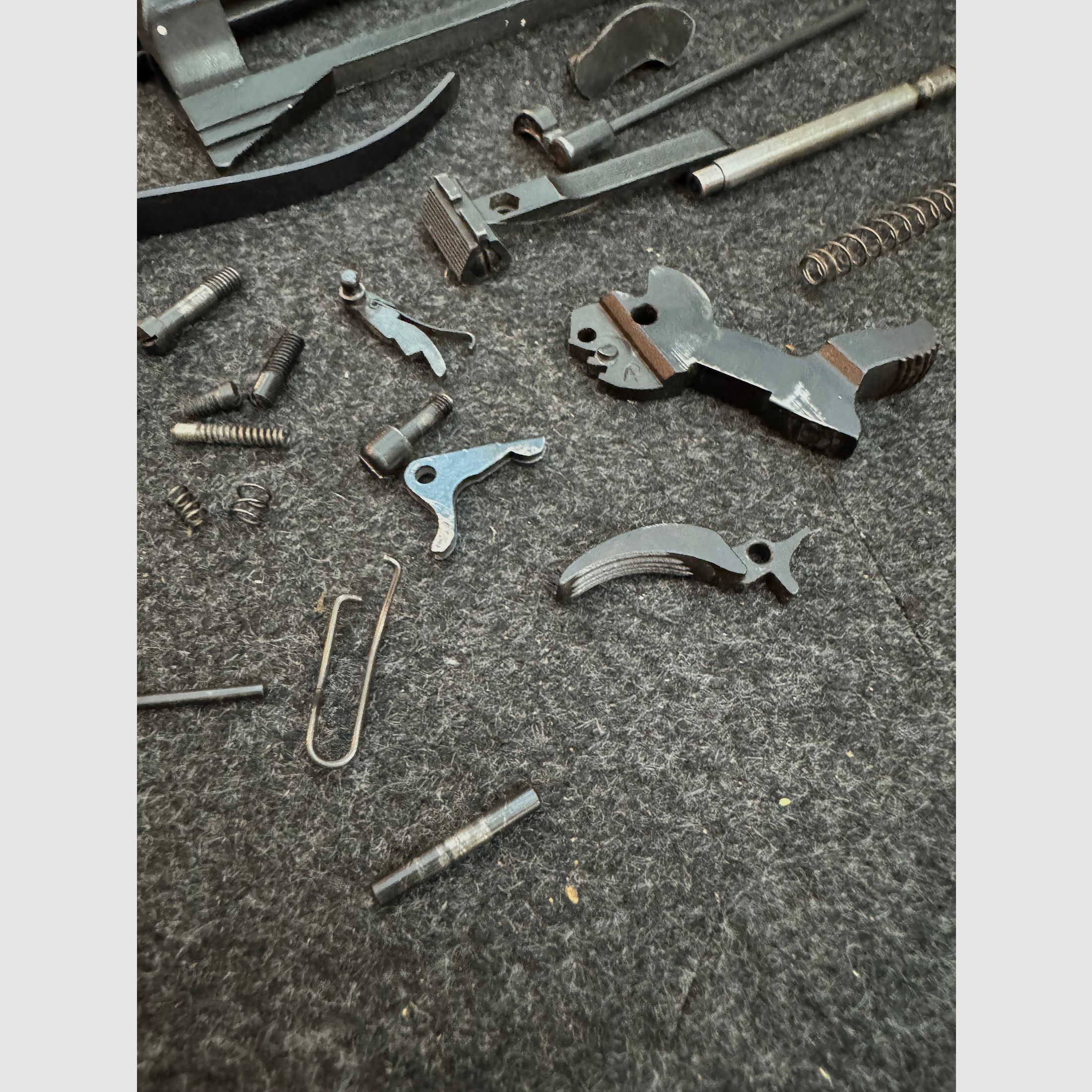 Ersatzteil-Set für RECK R20 (Revolver, Kal. 4mm M20) — alle frei verkäuflichen Teile, Schrauben, Federn, Hahn & Griffschalen — Komplett-Set