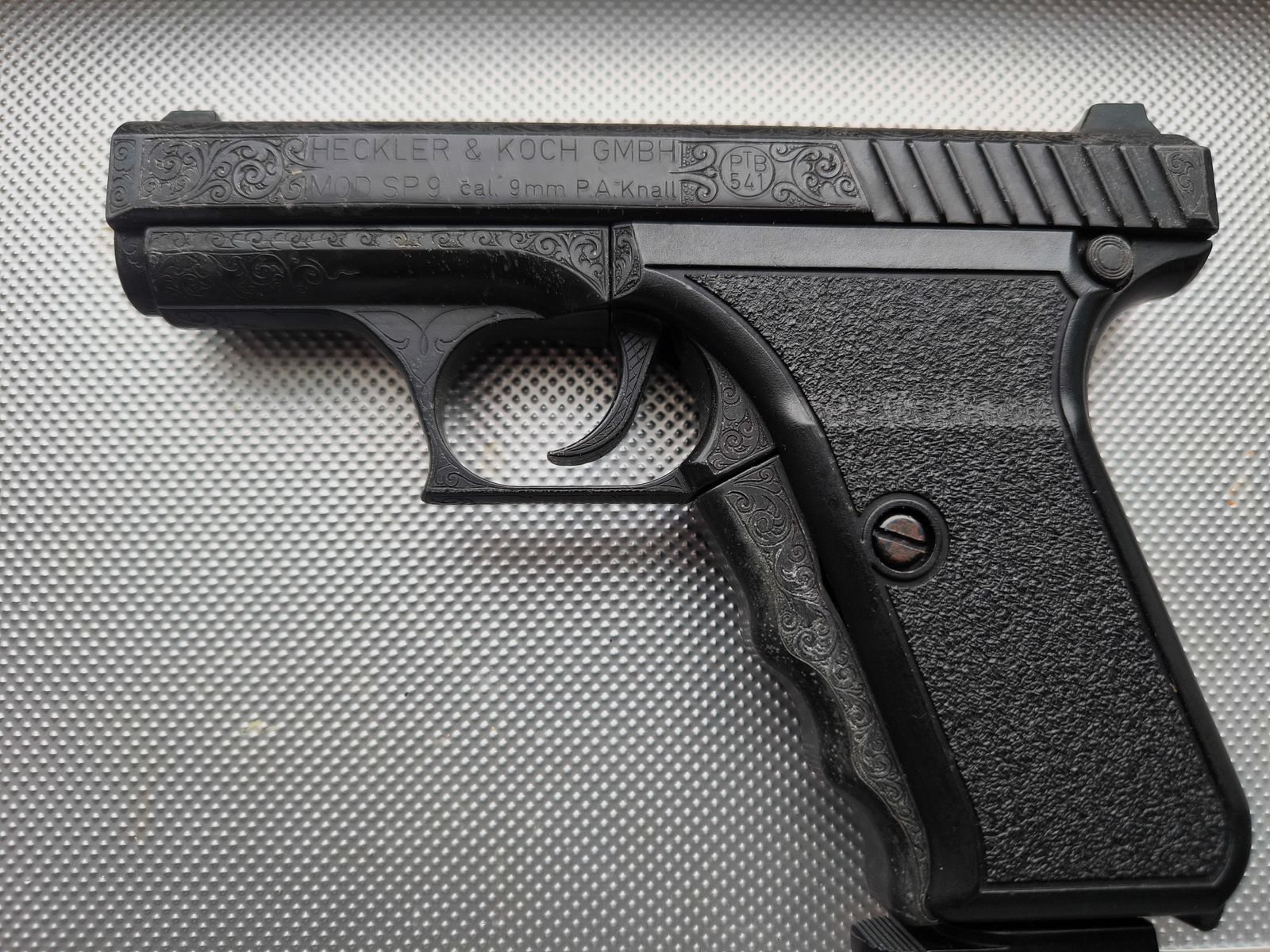 ⚠️ Attention collectors display piece, Heckler & Koch Mod. SP9 - with engraving - visually & functionally impeccable very good condition, like new & hardly fired & as SRS gas/blank pistol caliber 9mm PAK hardly to be found!!