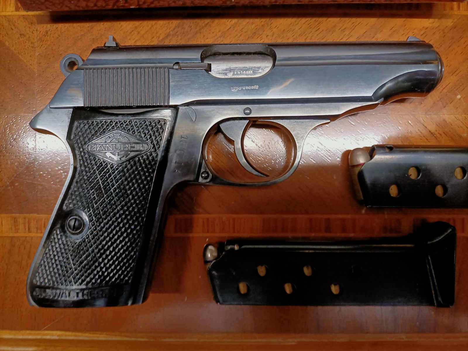 Pistole:  Walther PP, cal:9mm kurz. - Hergestellt, in Lizenz, von MANURHIN, France, 