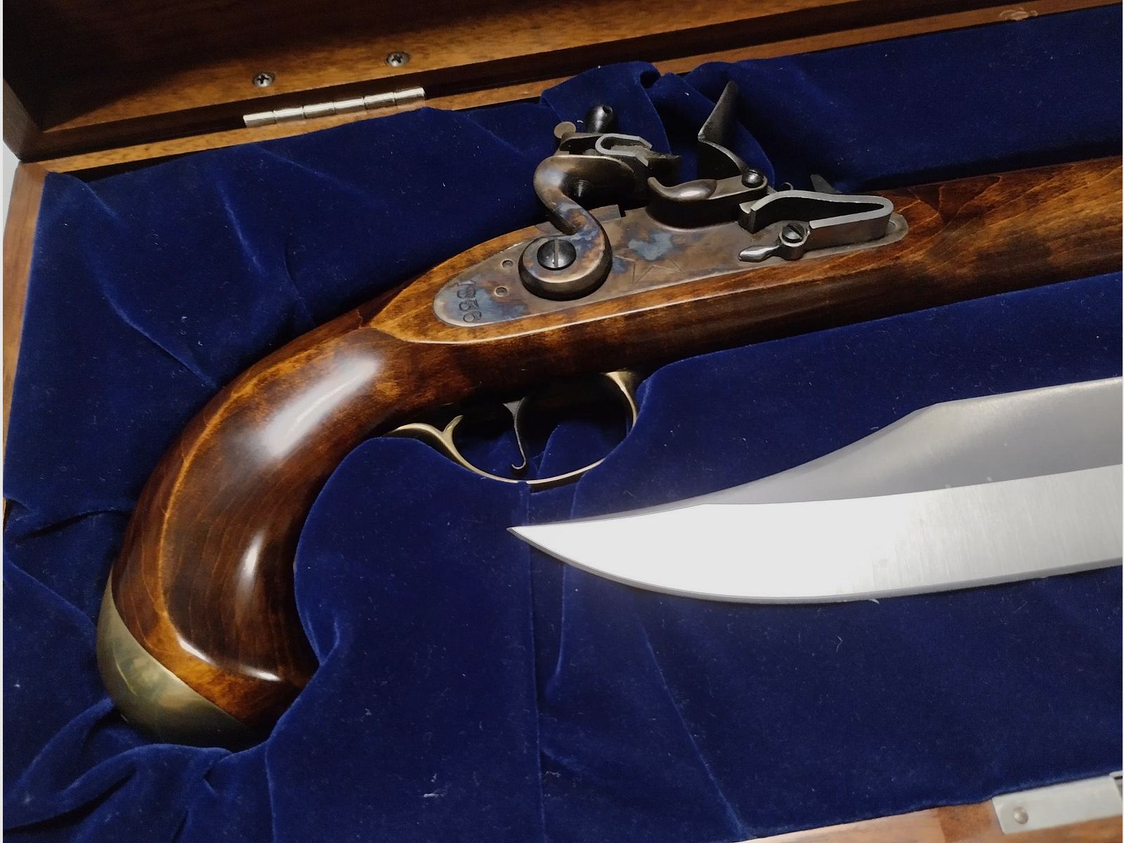 Bardzo ładne pudełko Pedersoli Alamo 1836 z pistoletem na kapiszony Navy Moll kal. 45 + nożem Bowie, w stanie nowym!