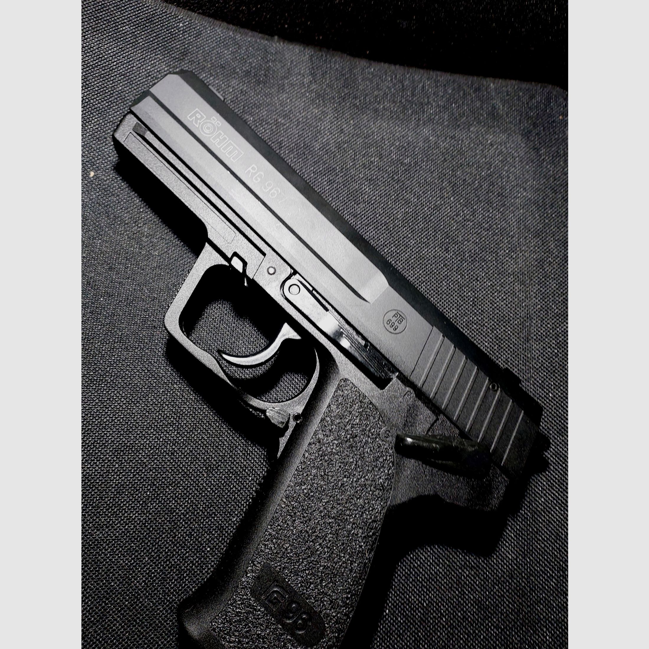 Pistolet alarmowy Röhm RG96, oksydowany (PTB 699) Zestaw RG 96 z tłumikiem, pomocą do ładowania i 2 magazynkami