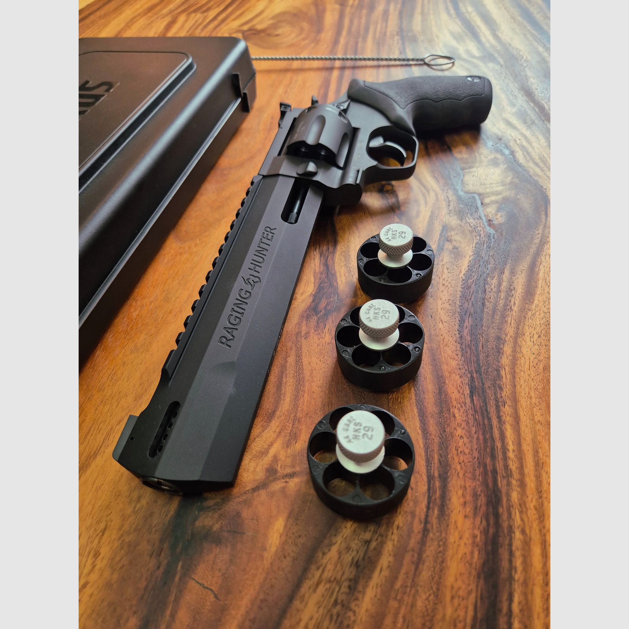 Taurus Raging Hunter 8 3/8" .44 Mag. inclusief 3x HKS Speedloader – Nieuwstaat