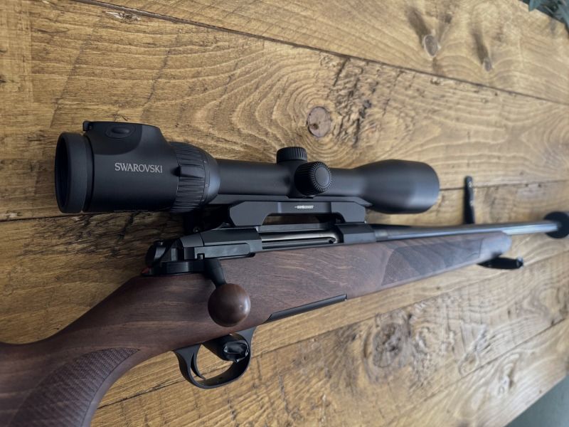 Acción de acero HS .270win clase de madera 4 incluye Swarovski z6i 2-12x50 y silenciador