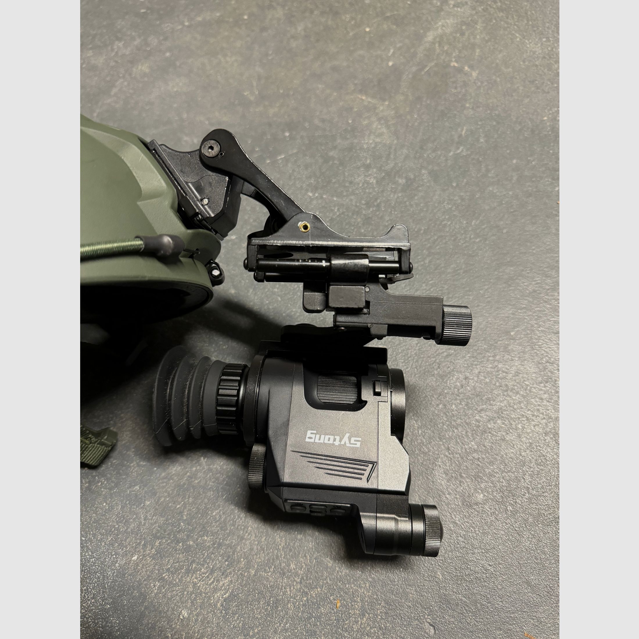 Nachtsichtgerät Waffen- und Helmmontage Sytong HT 66 German Ed. mit IR Strahler und Helmadapter