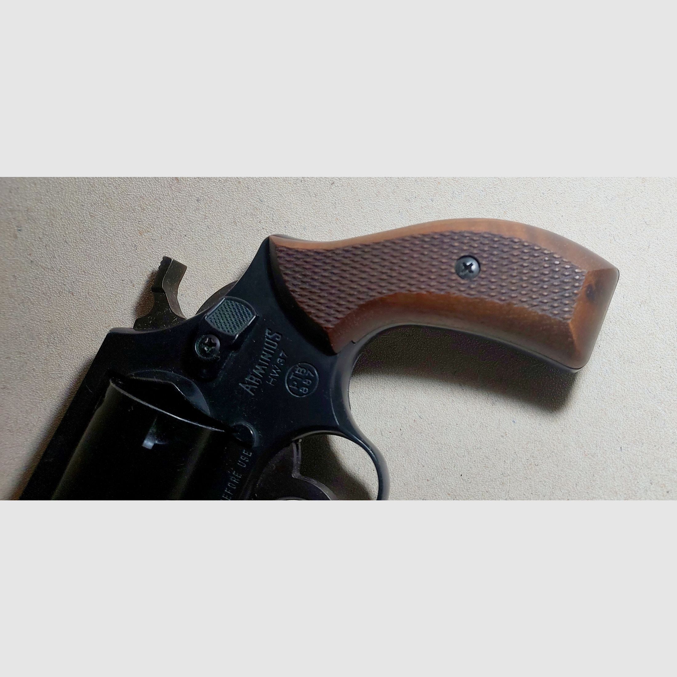 Weihrauch HW37 cal. 9mm R.K. (PTB 887) mit Holzgriffschalen OVP sehr gut erhalten.