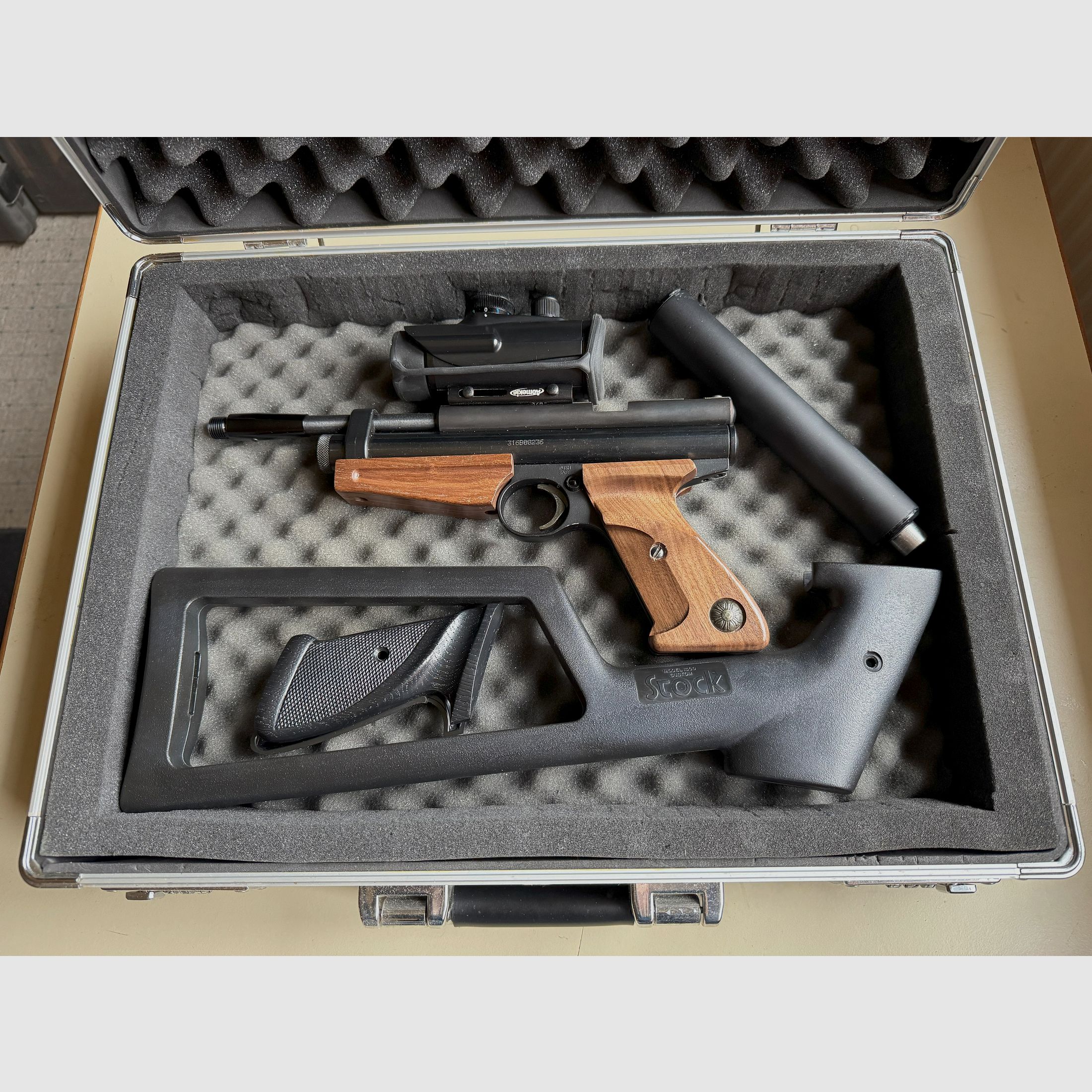 Crosman 2240 with plenty of accessories and case