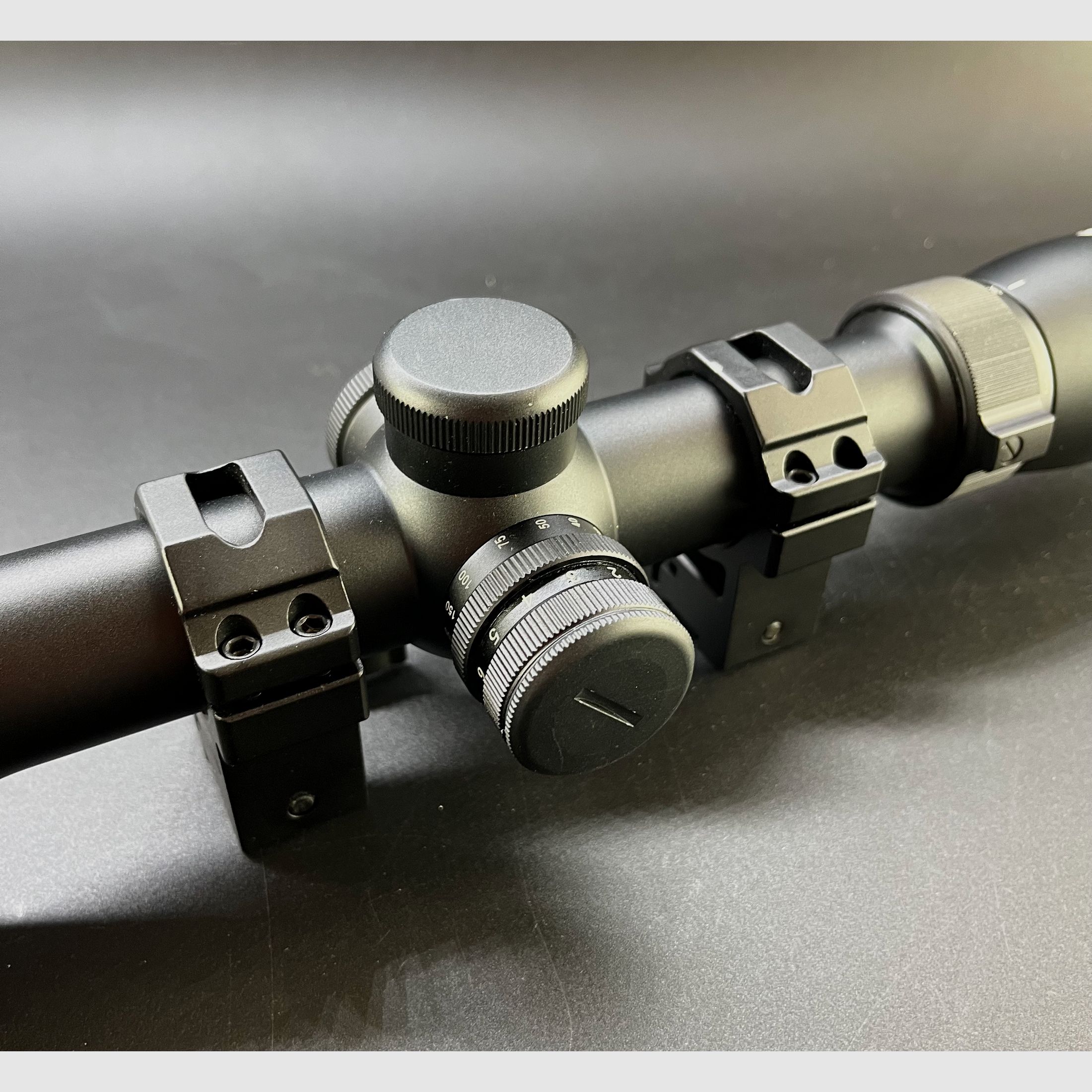 Aussteller FOCUS In Sight 3-18x56 #4 30mm Parallax mit Ringmontage