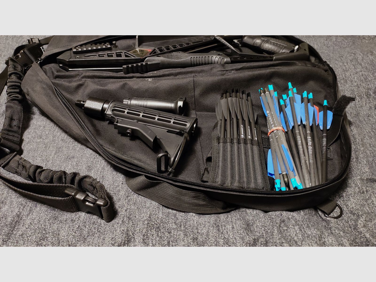EK Archery Cobra R9 Deluxe 90/130 lbs SET COMPLETO – como nuevo – 30 flechas + bolsa + correa de transporte + soporte para el hombro + empuñadura frontal