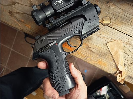 Bundle of airsoft 1 rifle 4 pistols with ammunition and gas cartridges