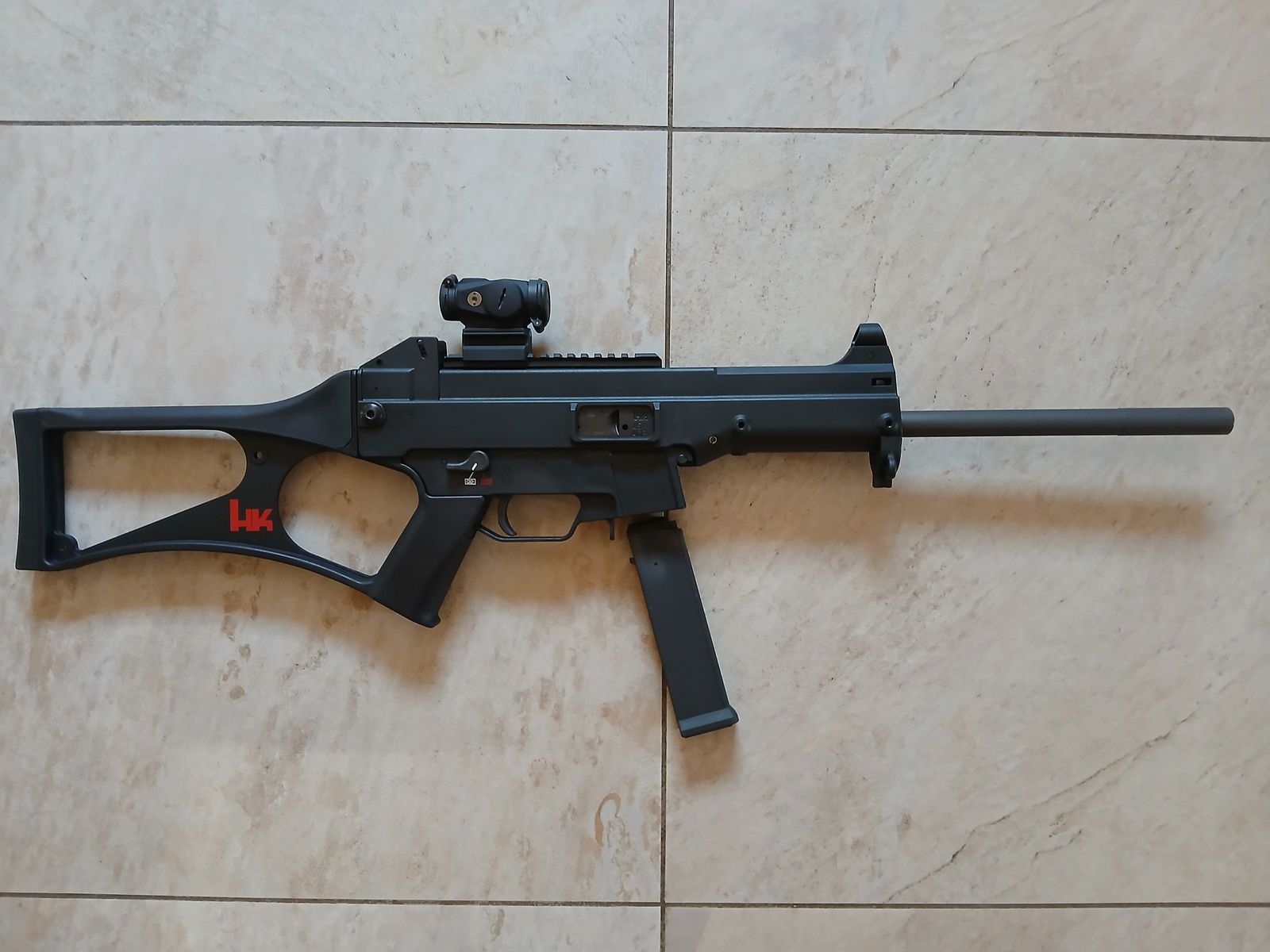 Heckler & Koch USC, Tasche, Munition und Aimpoint Dutry RDS