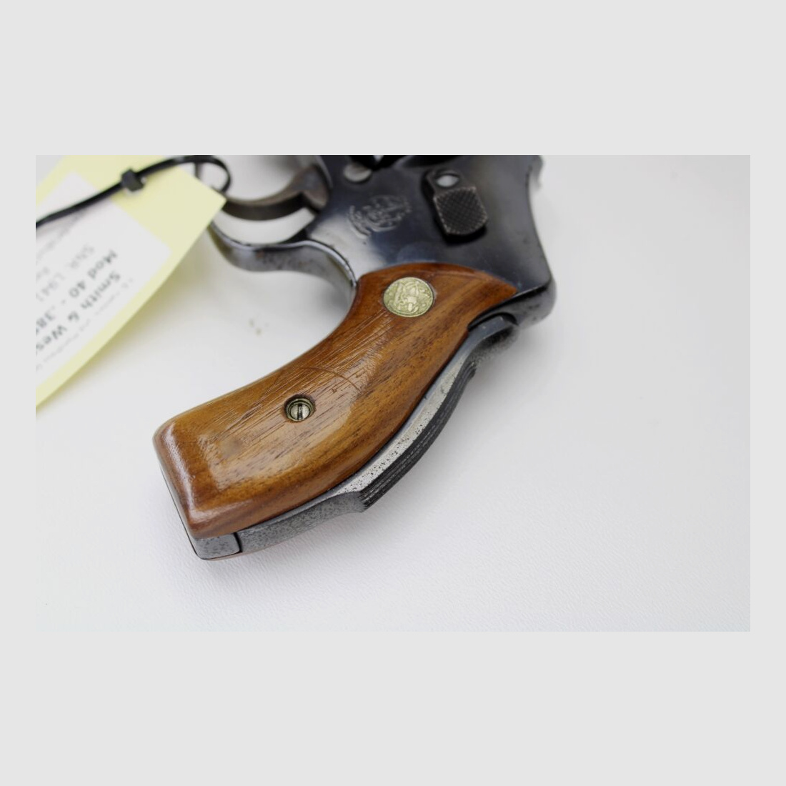 Rewolwer Smith & Wesson Mod 40 z ukrytym kurkiem, zabezpieczenie na dłoń .38Special