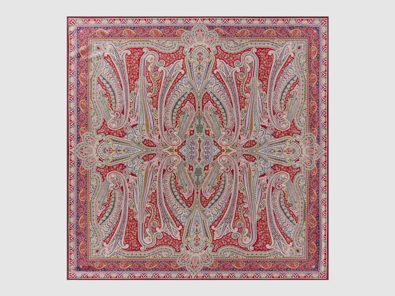 Écharpe en pure soie twill roulée avec finition sandwashed – finition dans une magnifique couleur rouge d'hiver, image 2 sur 3