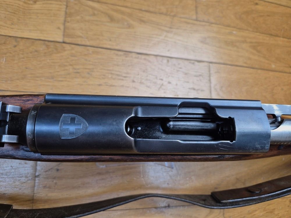 Schöner Schweizer Karabiner K31 - Original Kal. 7.5×55 - Sehr schöner Buchen-Schaft - Ultra weiche und klare Mechanik - Exzellenter Abzug - Sehr schöner Lauf - 100% einheitliche Seriennummer - Prüfbescheinigung vorhanden - Riemen + Laufabdeckung + 1 Clip als Bonus! - Die Schweizer Qualität - TBE+, Bild 16 von 25