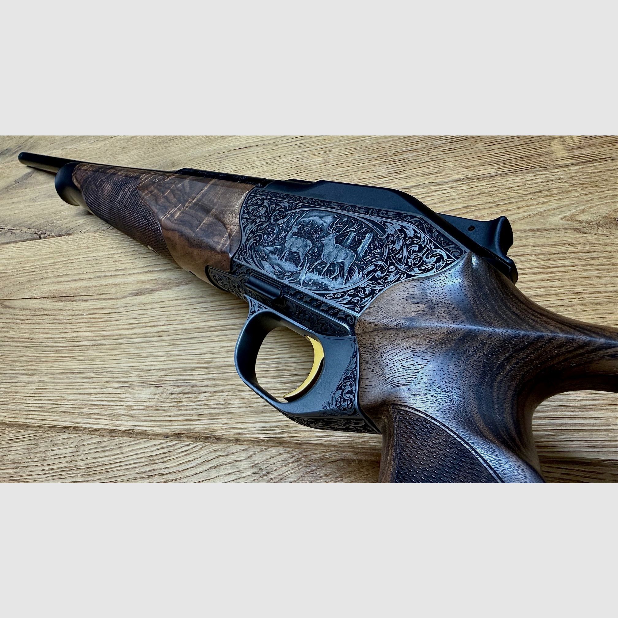 Blaser R8 Grand Luxe Success / Holzklasse 6 / Seidenmattes Finish / Goldener Abzug / Systemkasten + Magazineinheit graviert / TRAUMWAFFE