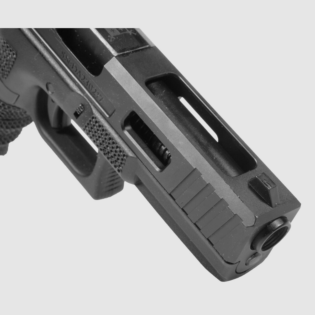 P02 GBB Pistola Airsoft con Grip Stippling en Negro | Delta Armory