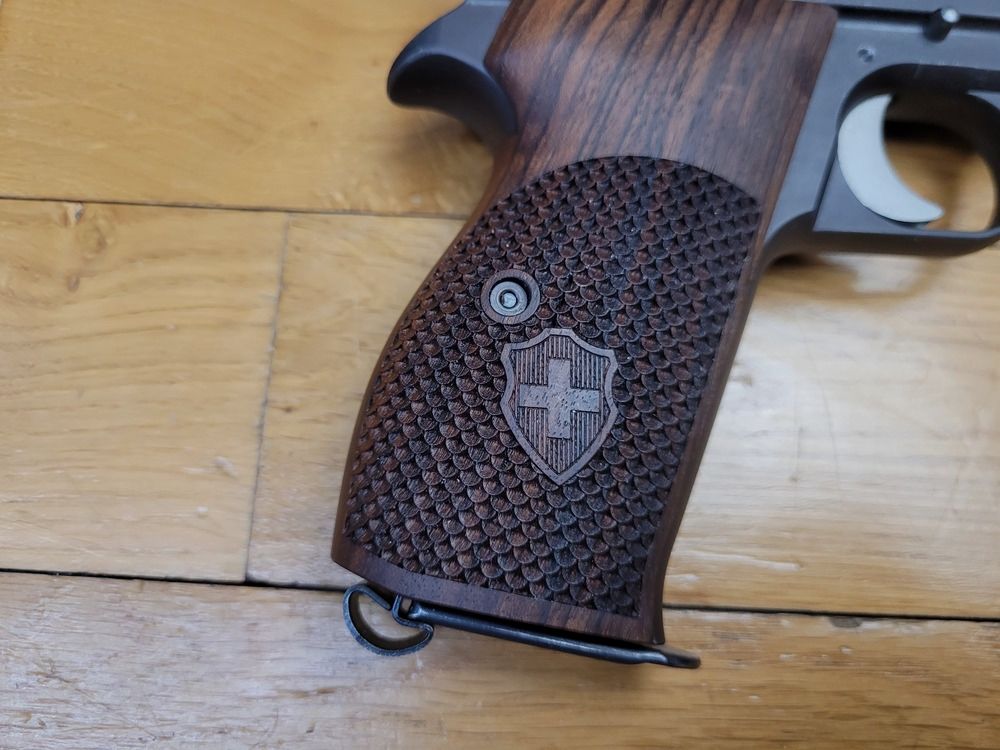 Prächtige SIG P210-2 Pistole – Mythos des 9 para – Militärwaffe Modell P-49 aus der 6. und letzten Lieferung – Waffe von 1974 – Brünierung, Funktion und Traumlauf – Original Militärgriffschalen, reguläre Holster und Nill Target Luxusgriff – Top Sammlerstück – Neuwertiger Zustand!, Bild 18 von 23