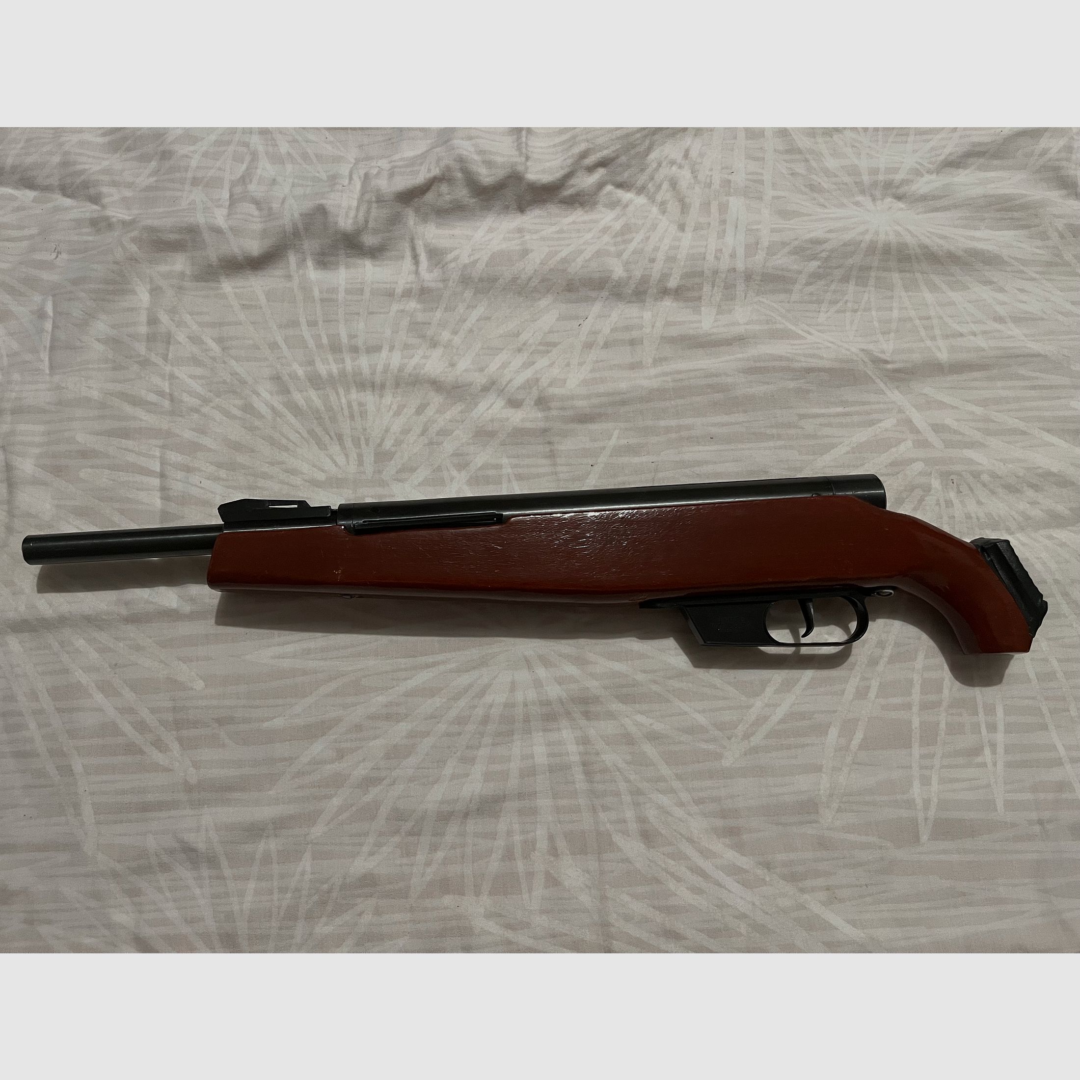 Fünf  Luftgewehre abzugeben. 1 Gewehr Suhl. 1 Gewehr Umarex. 3 Gewehre Lion Brand. Siehe Photo. 