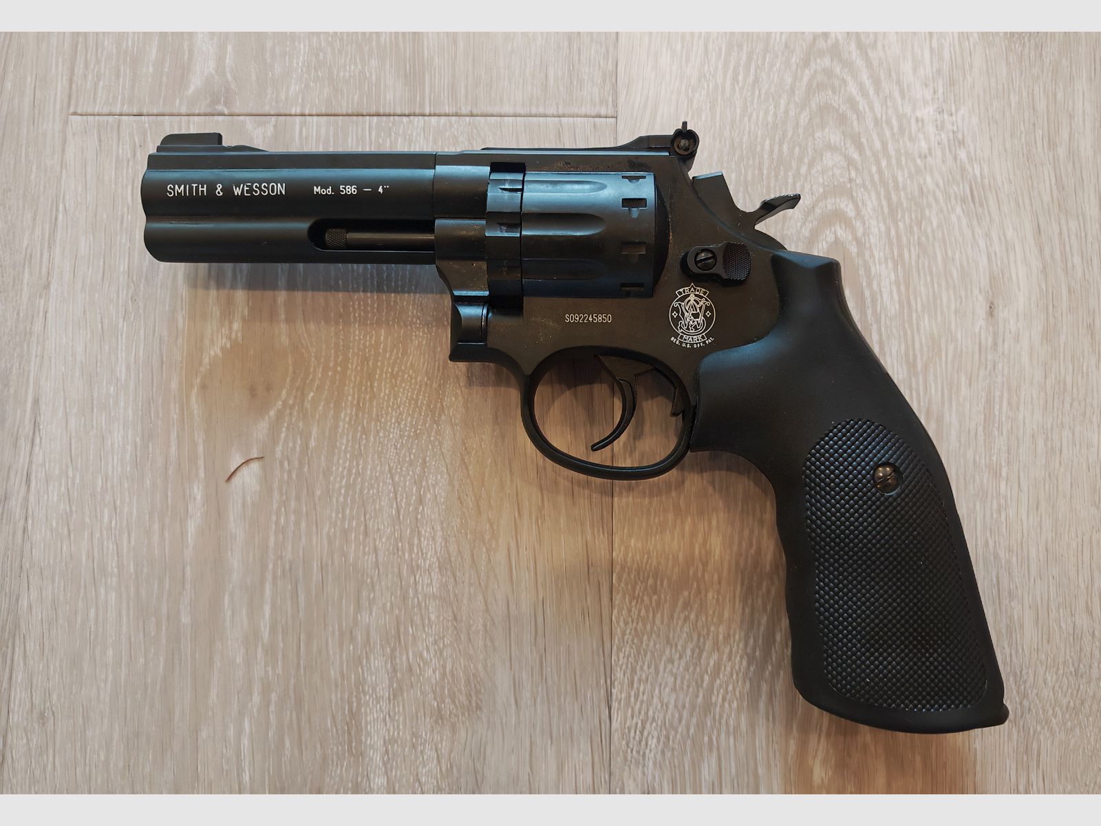 Smith & Wesson 586 revolver Co2. Longueur de canon de 6 pouces + 3,5 pouces, silencieux, 4,5 mm, mallette.