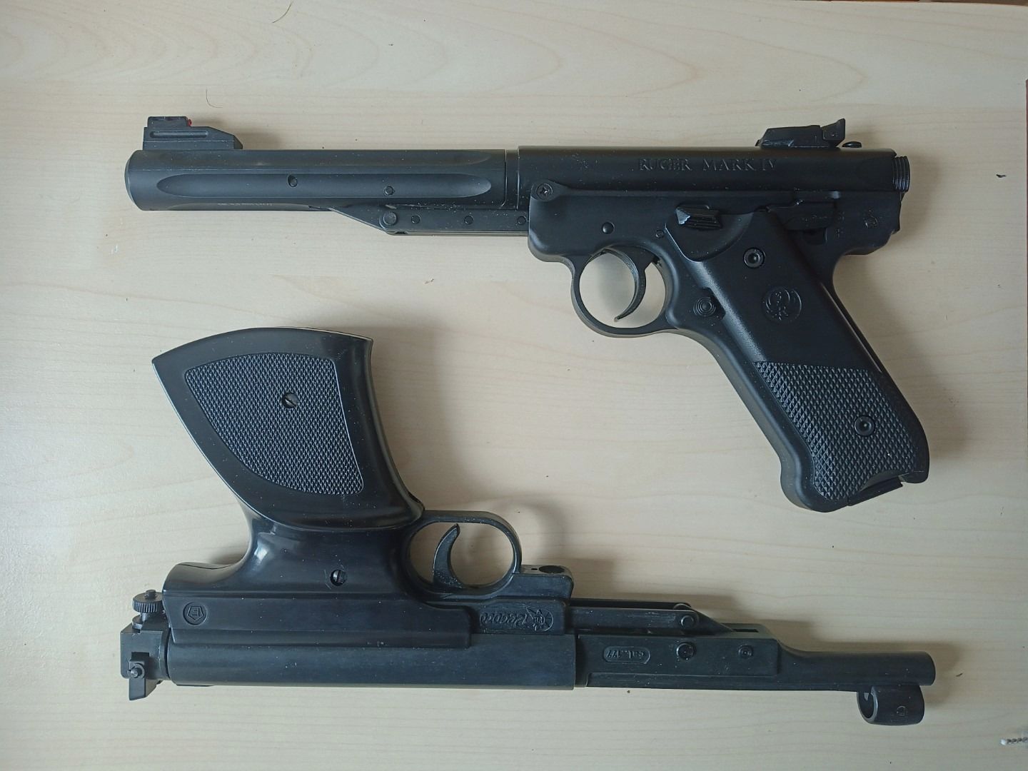 Ruger Mark IV und Record LP3 mit Kugelfang und Diabolos.