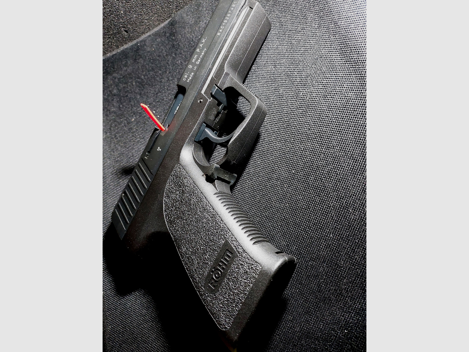 Pistolet alarmowy Röhm RG96, oksydowany (PTB 699) Zestaw RG 96 z tłumikiem, pomocą do ładowania i 2 magazynkami