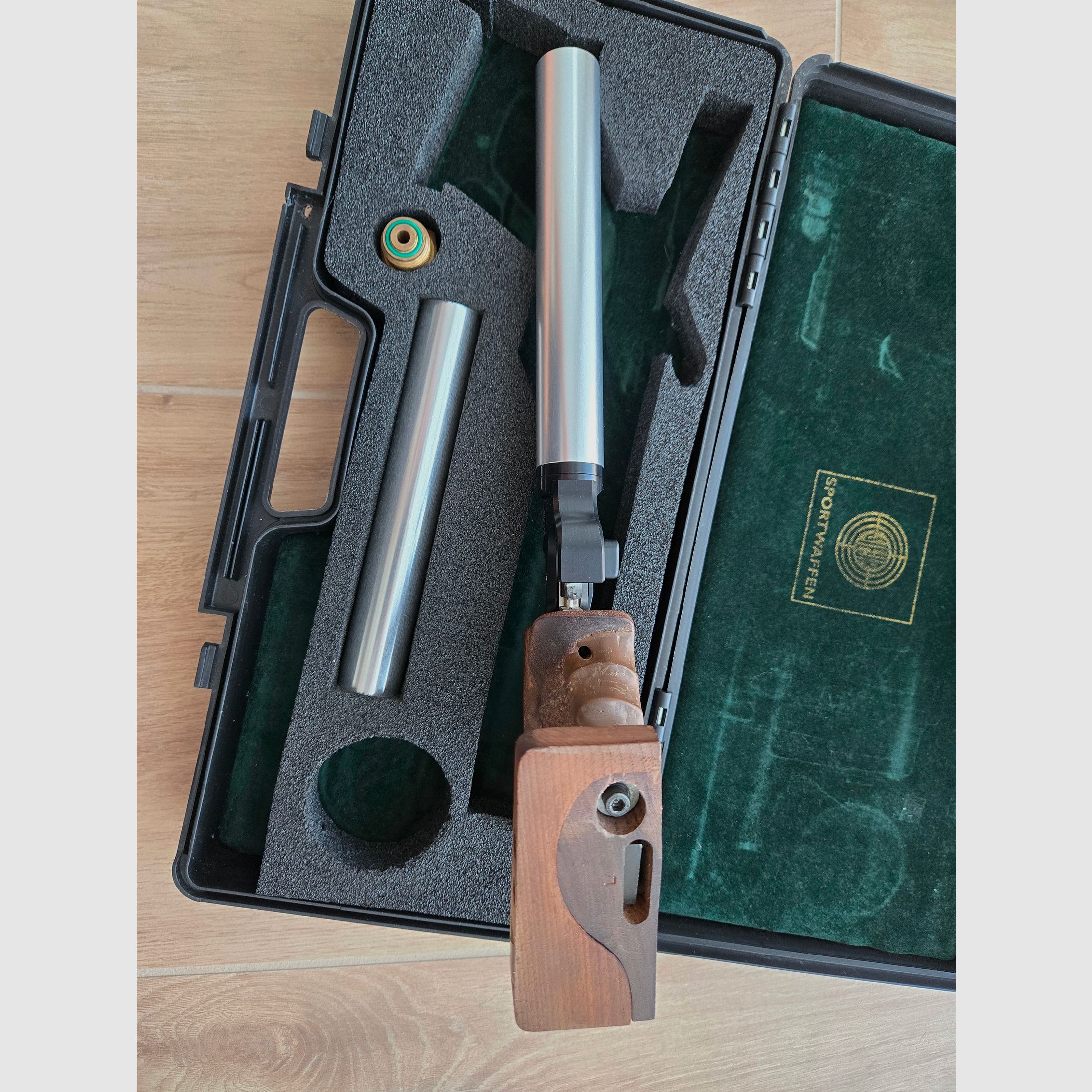 Match-Luftpistole STEYR LP 10 ( LP10 / LP-10 ) mit 2 Kartuschen, Adapter, Koffer, etc.
