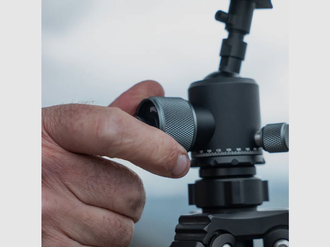 Spartan Precision Equipment Ascent Tripod™ Gen 2 Woodland mit Davros Pro Head™ und Trekkingstockgriffen