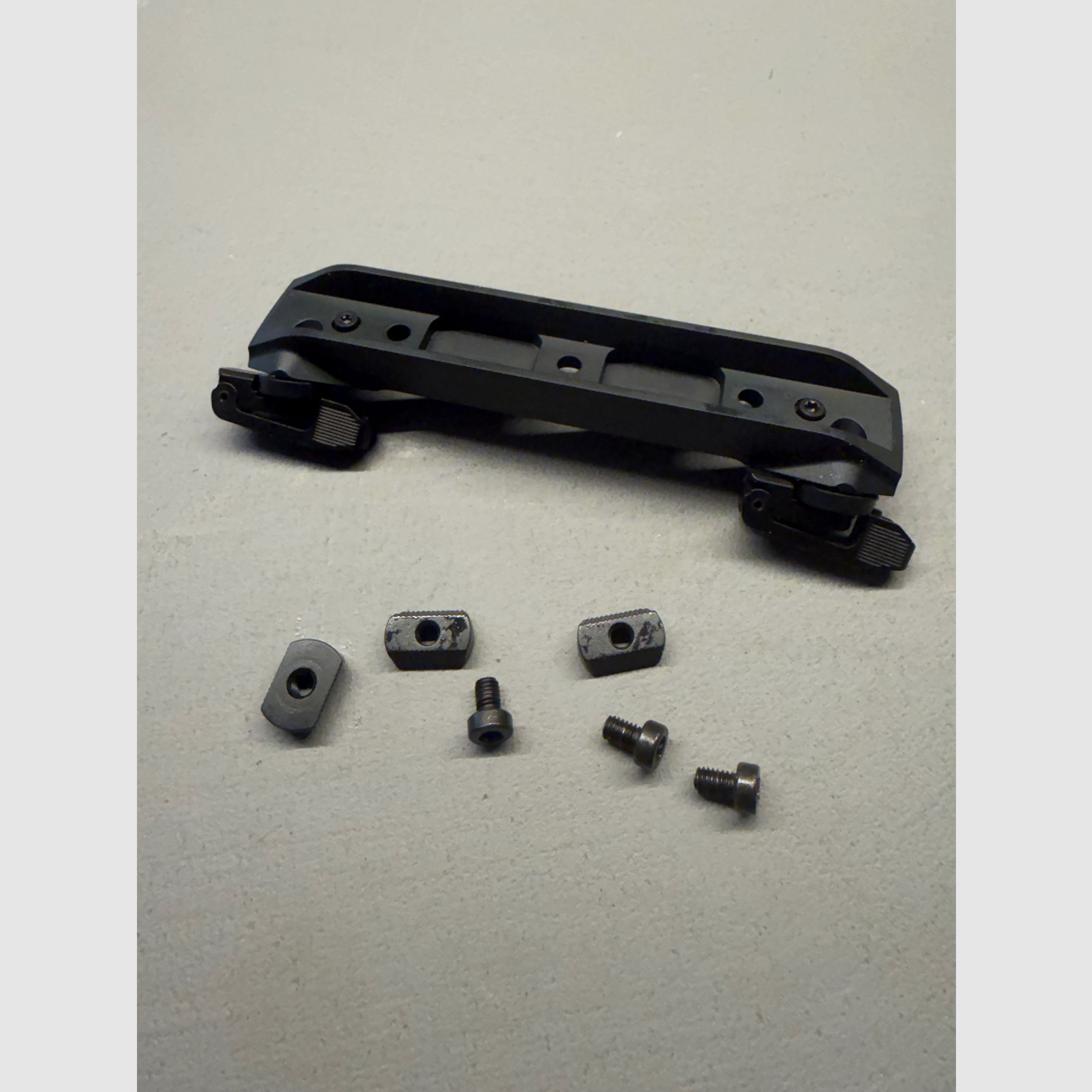 Sauer Universal Montage (SUM) 404 - 303 Swarovski Schiene