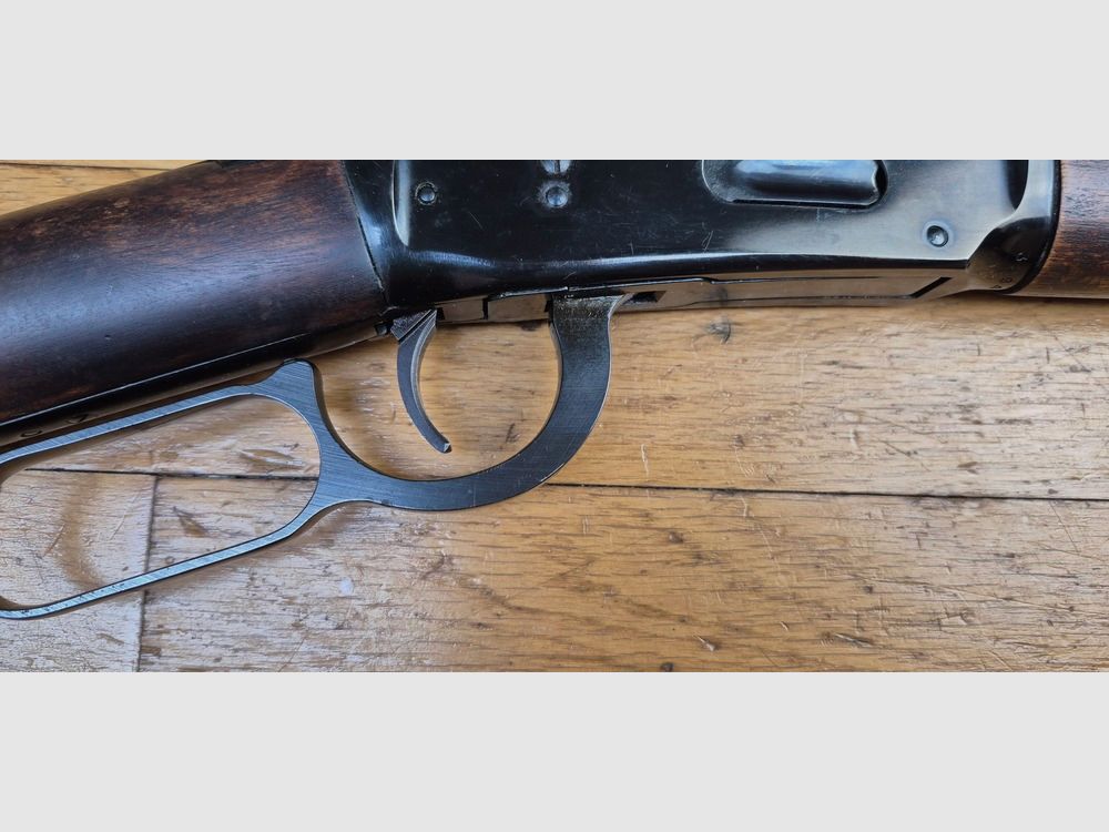 Très belle carabine Winchester modèle 1894 – Calibre 30-30 – Made in USA en 1969 – Capacité 8+1 – Beau noyer rouge – État mécanique et esthétique rare pour ses 56 ans ! – Très belle construction Made in USA – Plaque de couche acier d&rsquo;avant 1971 – TBE++, image 7 sur 40
