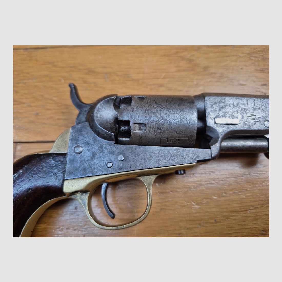 Schöner Colt Pocket 1849 original – Kal. .31 – Waffe von 1856 – In englischem Koffer mit zeitgenössischem Zubehör – Schöner Schaft und gleichmäßige Patina – Gute Mechanik – Lauf und Kammern sehr sauber – Schönes, stimmiges Ensemble aus der Goldgräberzeit – BE+, Bild 19 von 20