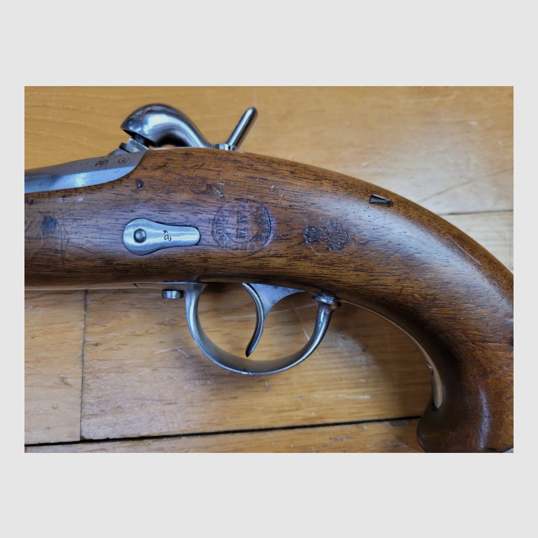 Eccellente esemplare di pistola di Gendarmeria 1842 – Fabbrica Nazionale di Mutzig – Arma di agosto 1850 – Punteggi ben leggibili e tutti omogenei – Targa in legno leggibile – Pezzo molto bello in uno stato di conservazione raro. – TTBE+, immagine 19 di 22
