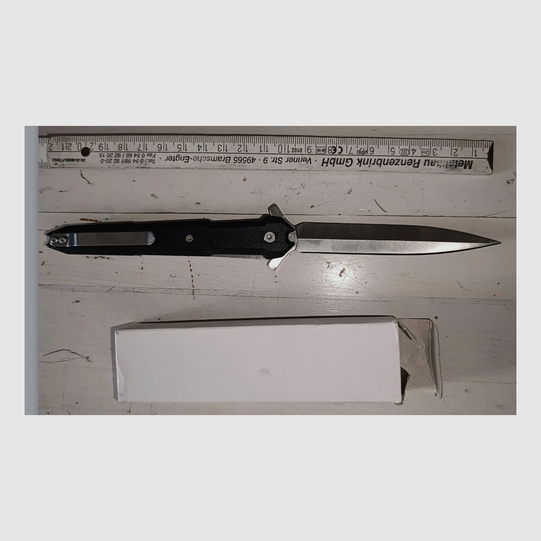Folding knife dagger shape