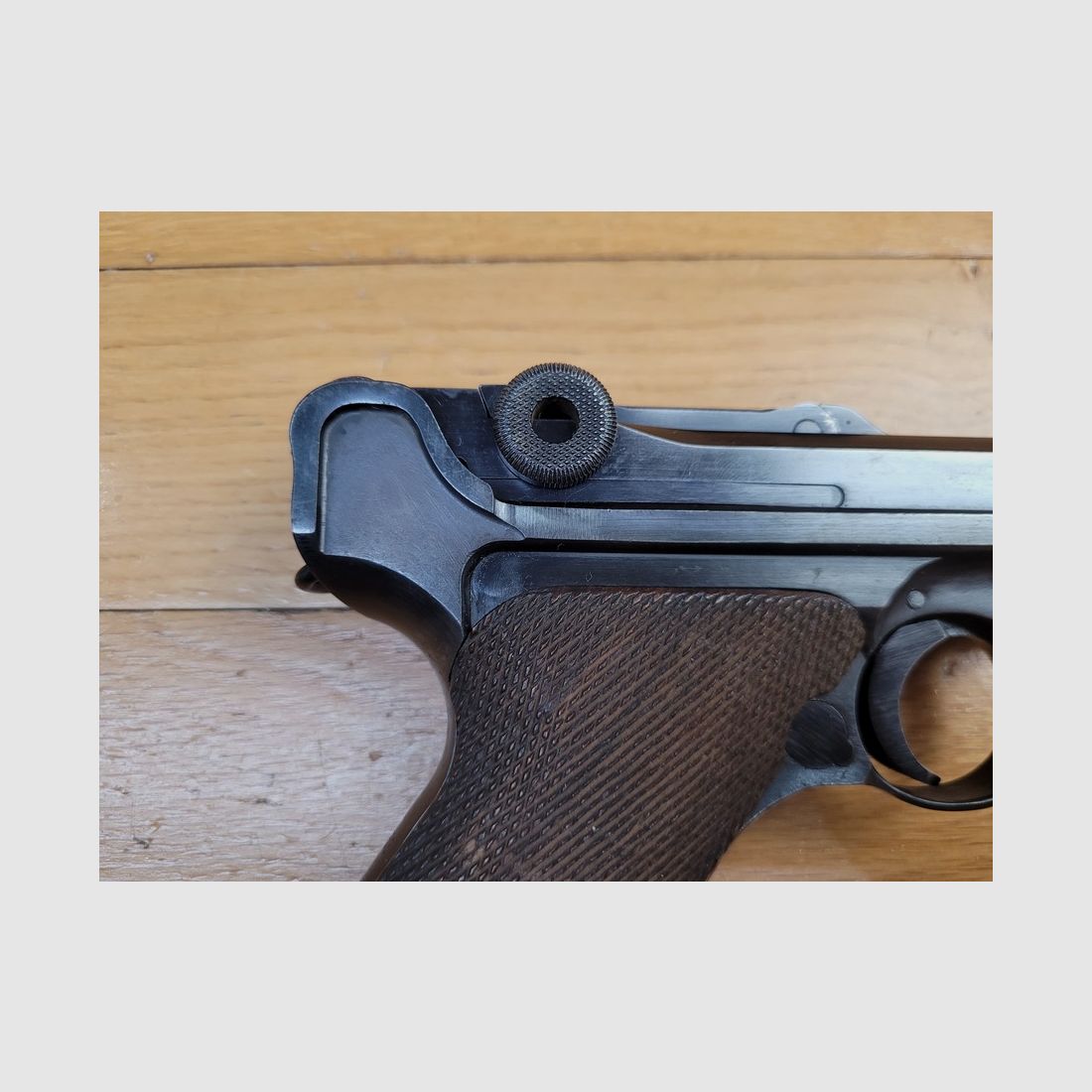 Außergewöhnliche Luger P08 Kriegsmarine Pistole – Weniger als 3900 Exemplare – Mauser S/42 Fertigung von 1938 – Kriegsmarine Holster und Originalschlüssel – Sehr seltenes Set in perfektem Zustand!, Bild 27 von 42