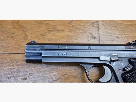 RZADKI pistolet SIG P210-4 – Niemiecka wersja szwajcarskiego mitu w 9 para – Broń SIG P210 wyprodukowana w Szwajcarii dla niemieckich strażników granicznych – Tylko 5.500 broni w 1951 roku – Rzadka wersja SIG P210 z wskaźnikiem załadunku i bez pierścienia do smyczy – Wariant drugiej dostawy z 1951 roku – Dobre wykończenie – Marzenie o działaniu i lufie – 2. magazyn dostarczony dodatkowo – Rzadka wersja w doskonałym stanie