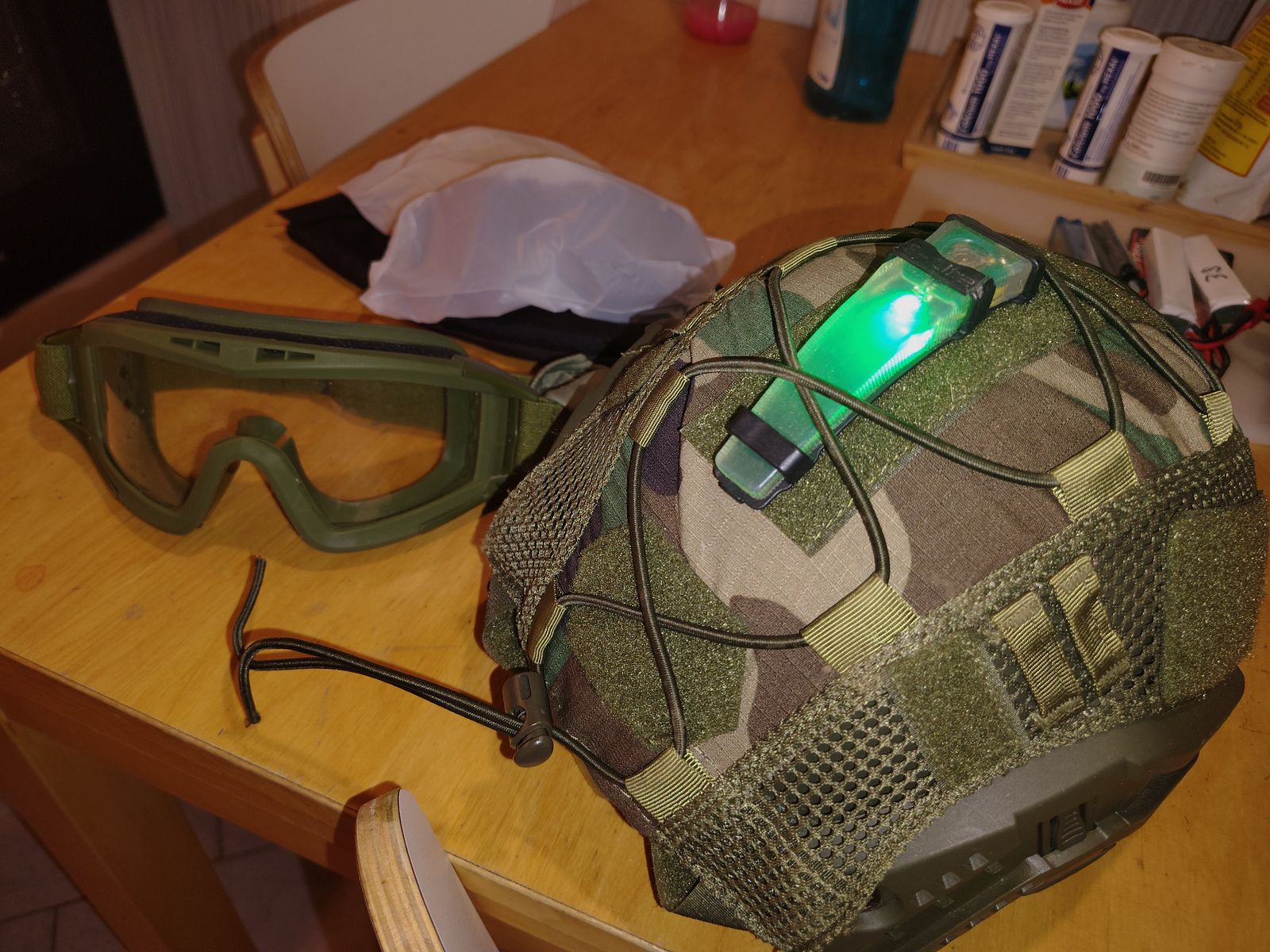 Taktisches Airsoft Helm-Set – Bundeswehr Flecktarn – Upgrade-Polster – inkl. Brille (3 Gläser) & Green LED
