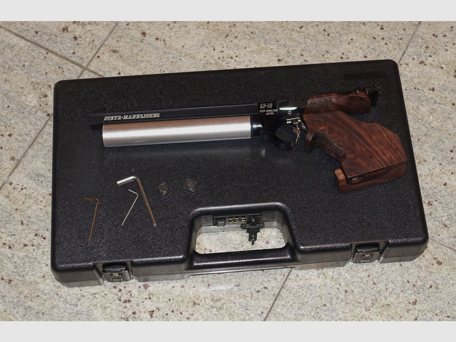 Matchpistool Steyr LP10 met accessoires