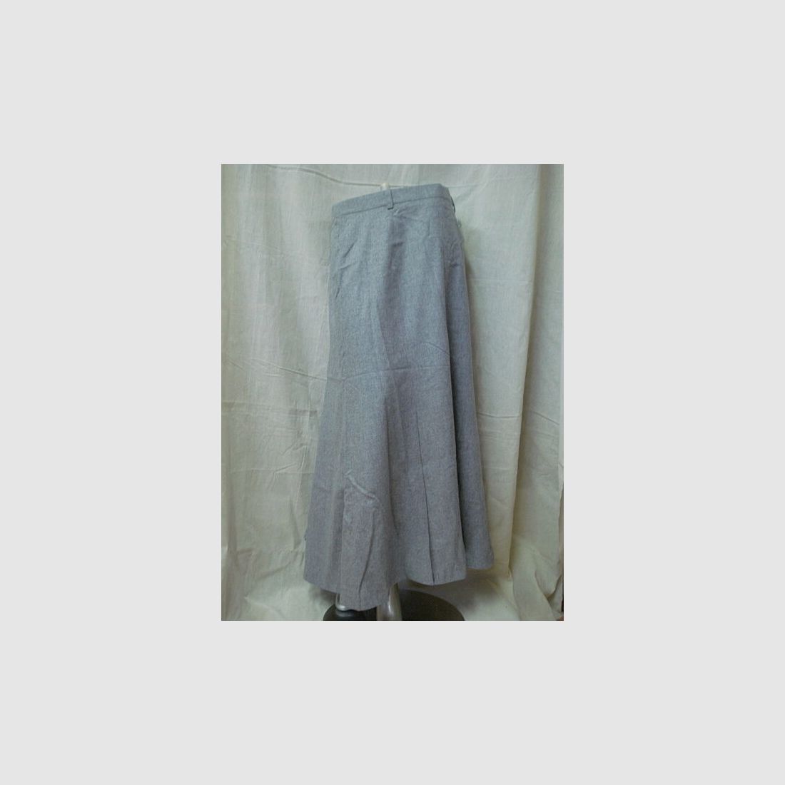 Value the ladies' skirt