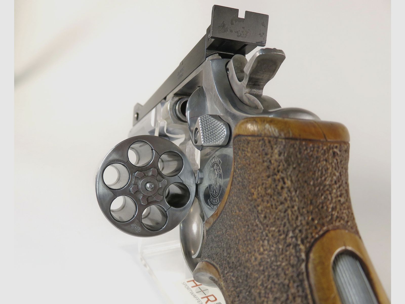 S&W 686-4 | 6 inches | .357 Mag / .38 Spec. | Bull Barrel | Aristocrat 3-position sight | Nill grip