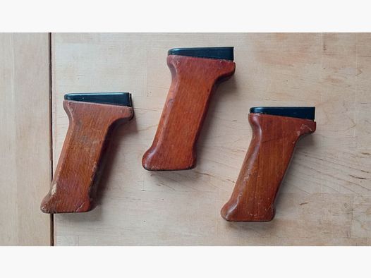 Original Ungarische AMD-63 Pistolengriffe aus Buchenholz  // AMD 65 AKM Griff Buche Holz
