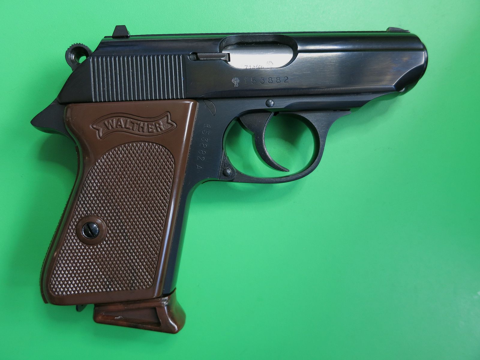 Pistola semiautomatica, Walther PPK, cal. 9 mm corto, impugnature marroni, come nuova       #82