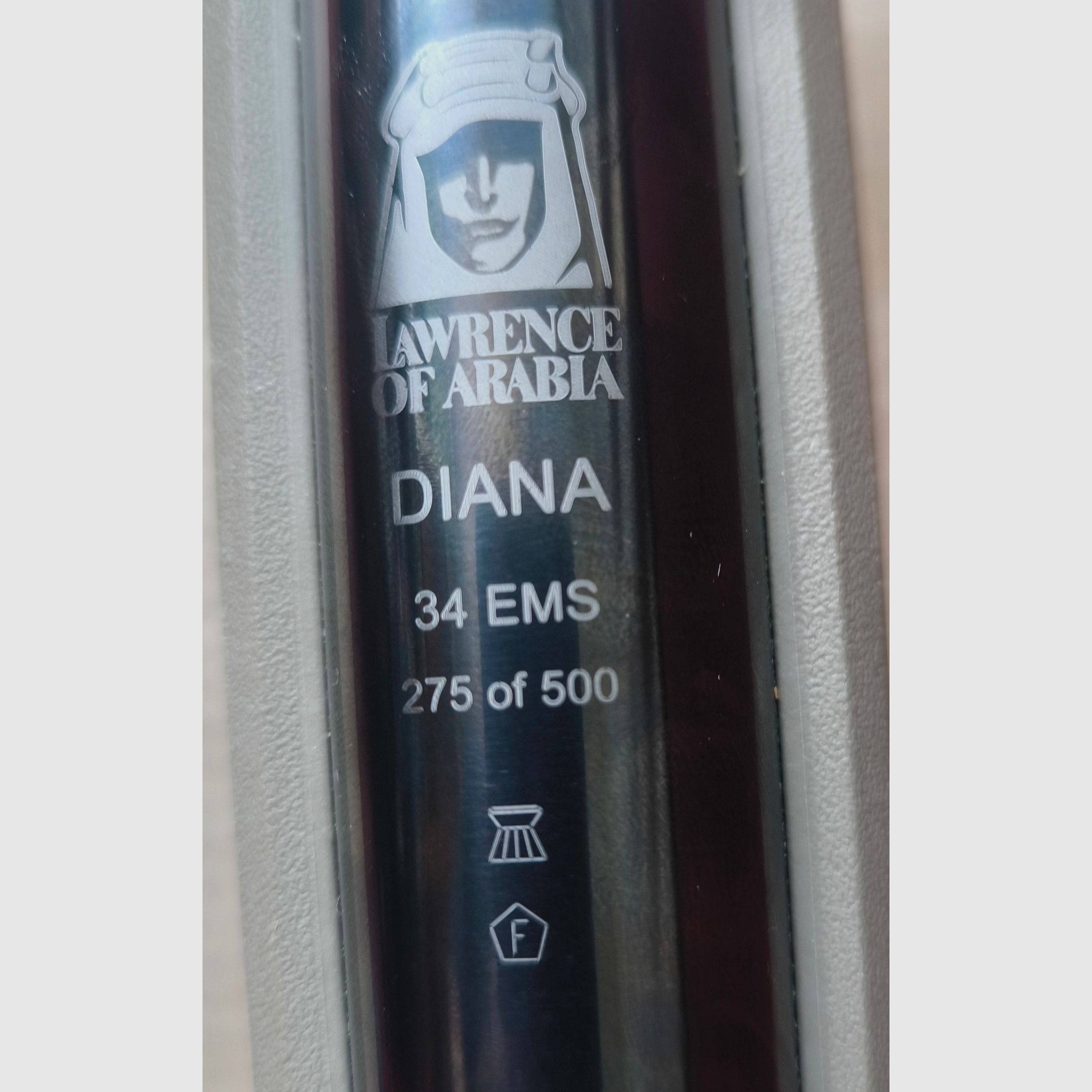 ⚠️ Uwaga Kolekcjonerzy Diana 34 EMS edycja specjalna Lawrence of Arabia z numerem 275 z 500 wyprodukowanych sztuk, kolor piaskowy, kaliber 4,5mm, Nie strzelana & wizualnie oraz funkcjonalnie w doskonałym stanie, jak nowa!! ⚠️ Koszty wysyłki gratis!! 