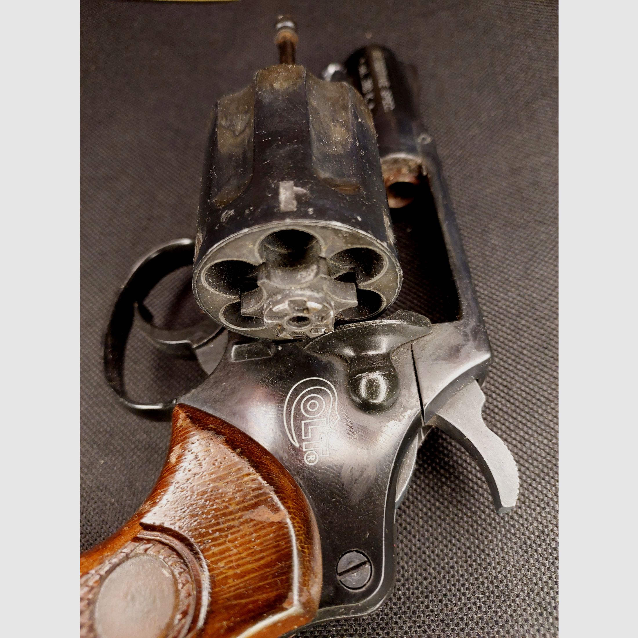 Colt Detective Special (Umarex) .380 (9mm) R.K. (PTB 841) con empuñaduras de madera