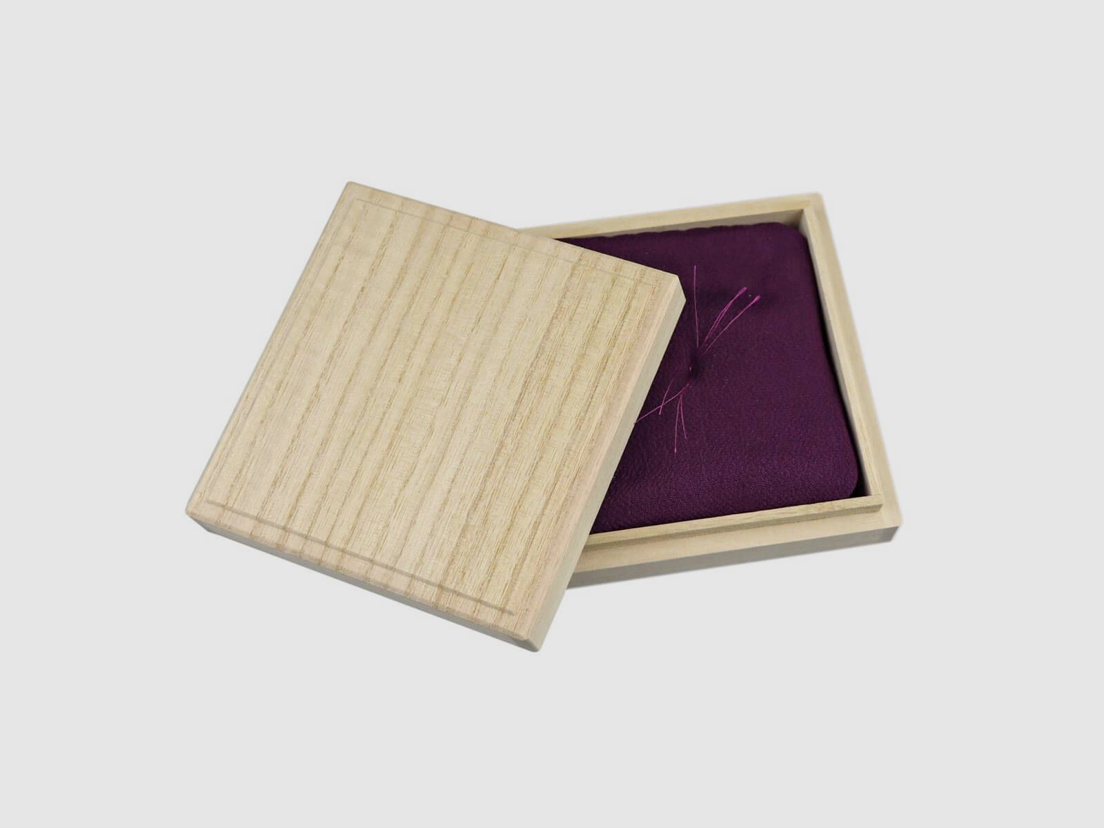 Skrzynka Tsuba z drewna Paulownia z dodatkowym Zabuton